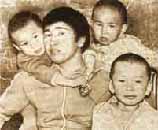 Счастливый отец - олимпийский чемпион Жаксылык Ушкемпиров и три его сына - Жандос, Эльдос и Женис